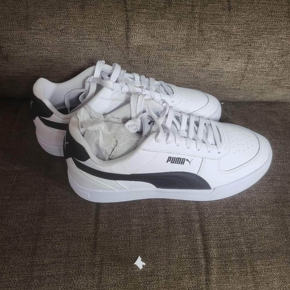 Brand new mens pumas never worn without box..